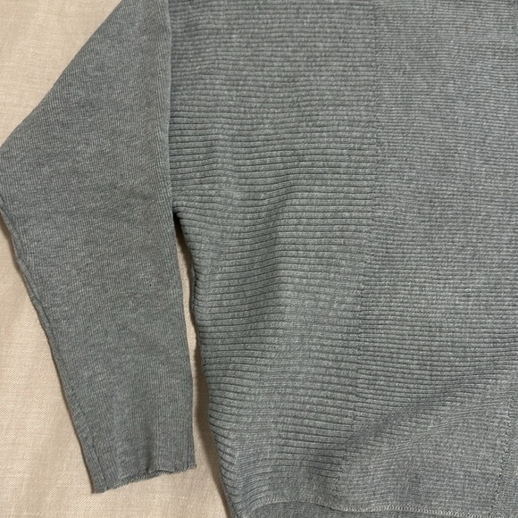 Cable & Gauge 3/4 Sleeve Crew Neck Sweater in Heather Grey - Picture 4 of 5